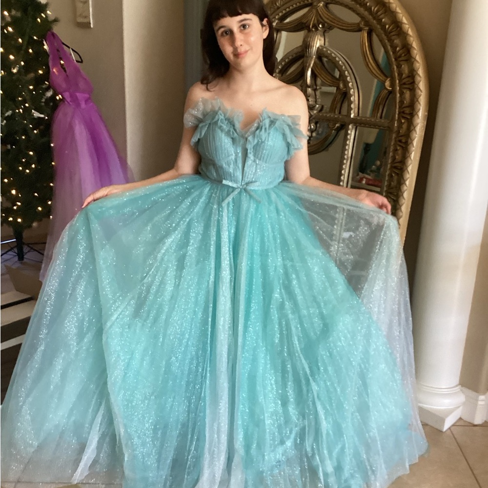 Mac DUGGAL Elegant Blue Off-Shoulder Gown size 4 and 8 new out of stock